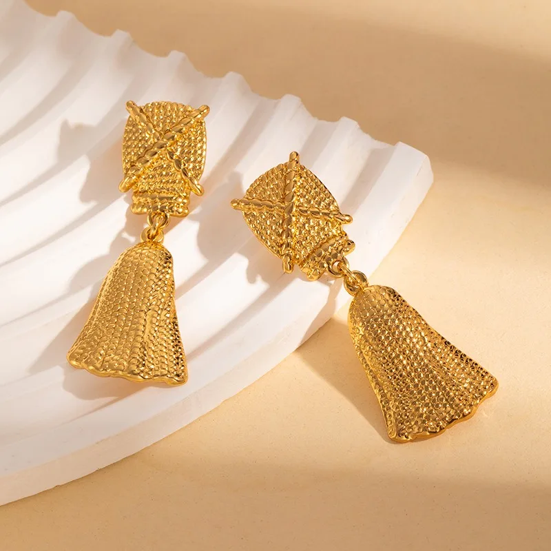 

Sexy and exaggerated retro style earrings, exquisite and gorgeous mature women's jewelry, banquet anniversary ear studs, gift
