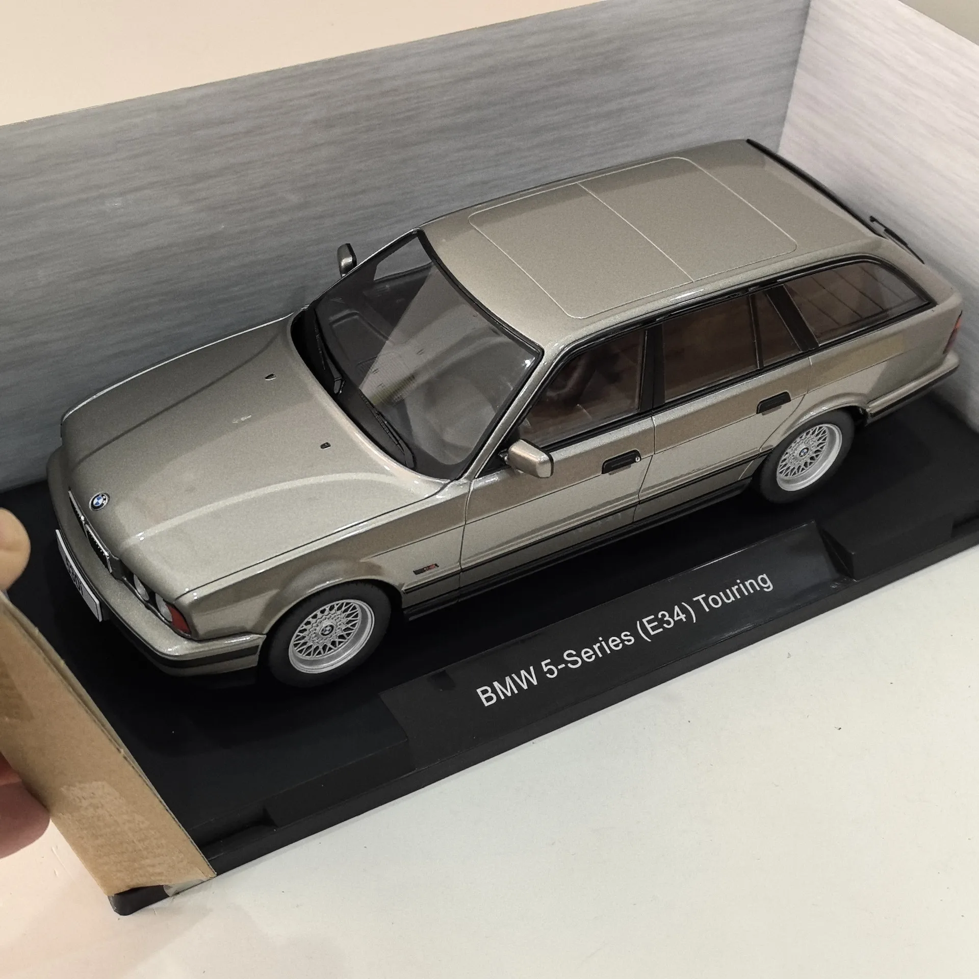 

Diecast MCG 1/18 Scale BMW 5 E34 Touring 530i Alloy Car Model Collectible Toy Gift Souvenir Display Ornaments