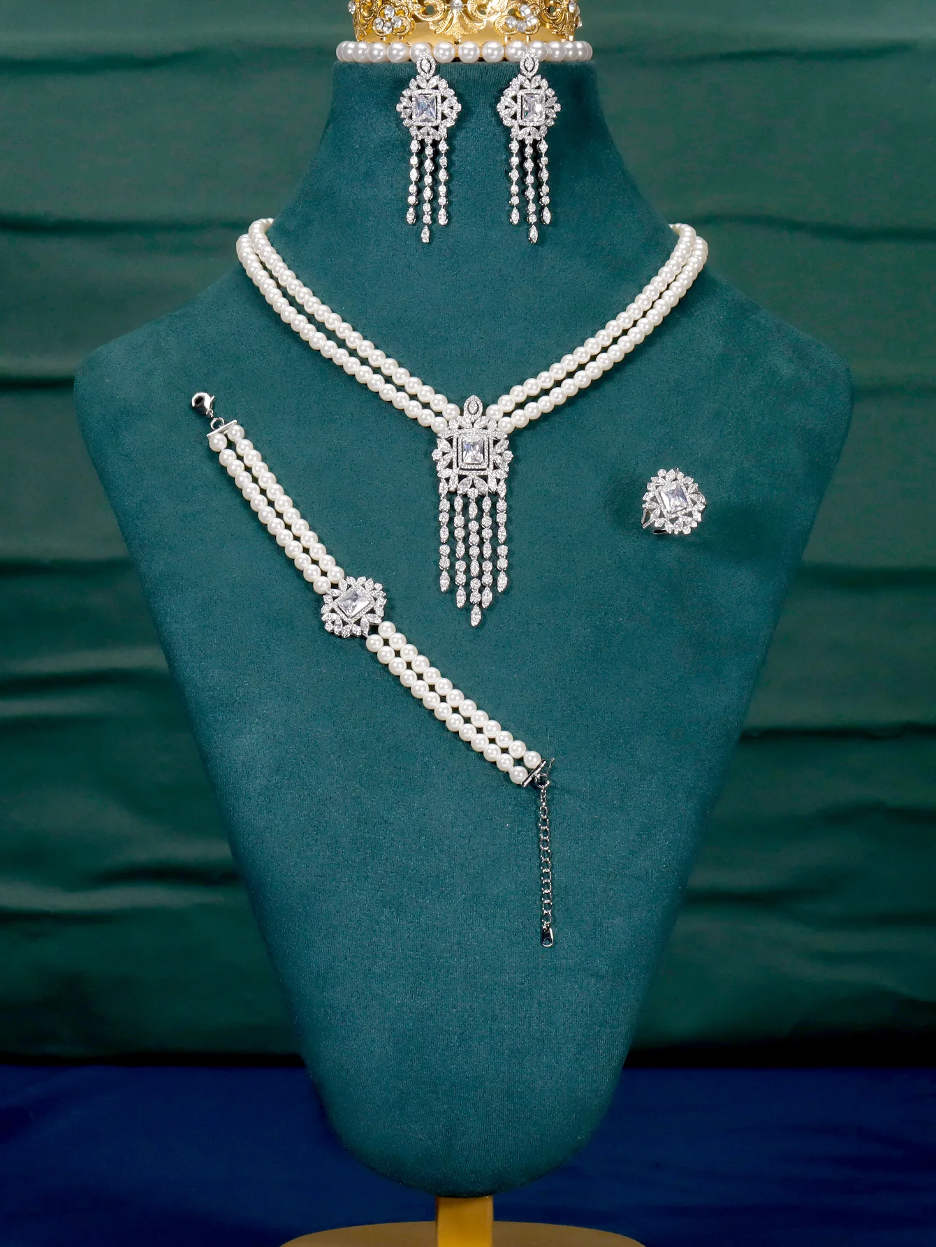 

Gorgeous 3 Layered Imitation Pearl Choker with Planet Pendant Necklaces Bracelet Zircon 4PCS Jewelry Set for Women Wedding