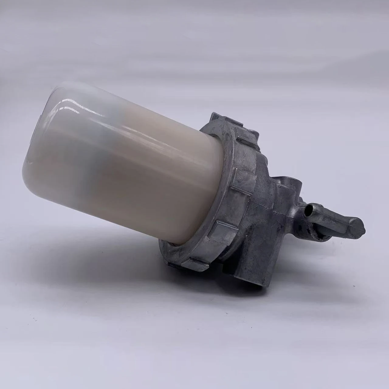 

Для экскаватора Hyundai Doosan 60-7/80-7 масло-водоотделитель 129906-55700