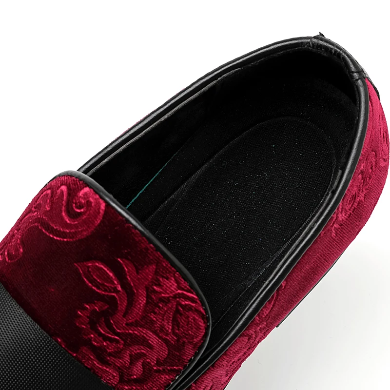 Men's Red Velvet Embroidered Loafers Vintage Baroque Print Slip-On Party Wedding Dress Shoes Casual Soft Soled Driving Shoes