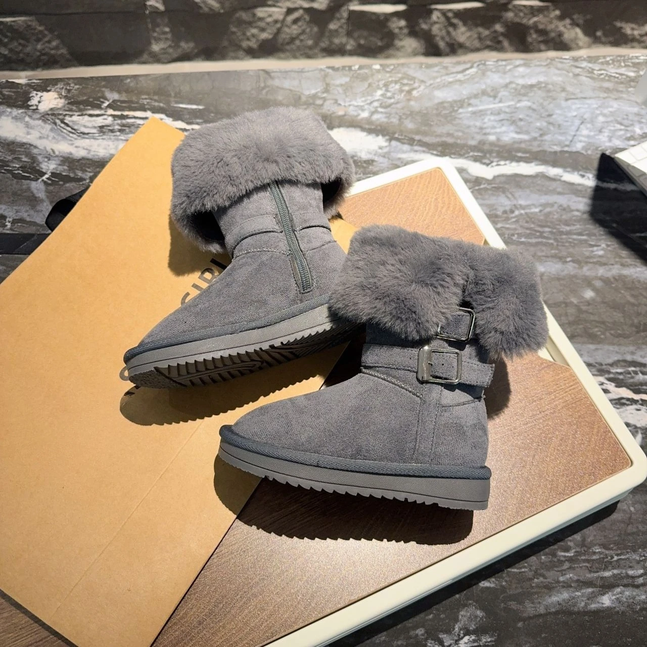 Botas de nieve largas con suela gruesa y forro de piel sintética gris para niñas, botas de invierno con aislamiento a la moda, nuevo estilo 2026 ​