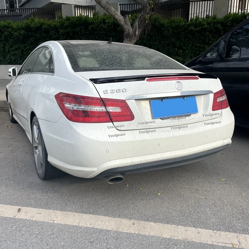 Dla Mercedes-Benz W212 w207 E-klasa 2 drzwi coupe Spoiler 2008-2015 ABS plastikowy samochód tylny Spoiler szyby bagażnika akcesoria samochodowe