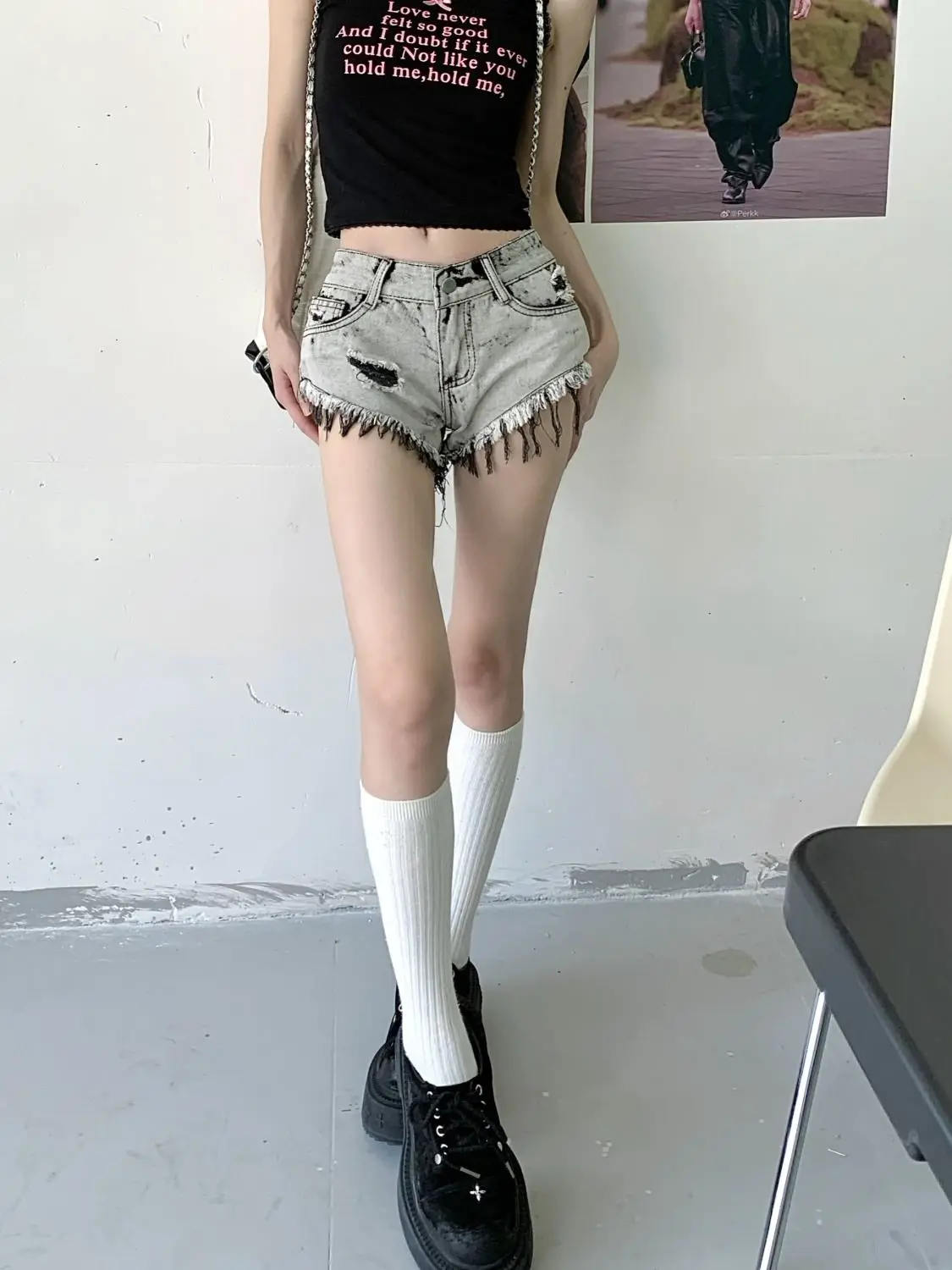 กางเกงขาสั้นผ้ายีนส์ทรงสลิมเอวต่ําสั้นพิเศษทอดถนนย้อนยุคของผู้หญิง