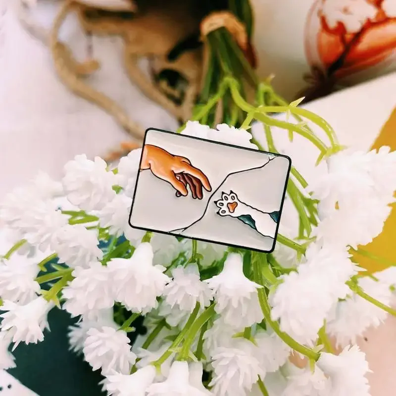 Kawaii Cat Enamel Pin Hugging membaca Pin, artis bros lencana perhiasan Aksesori gas untuk pecinta kucing grosir