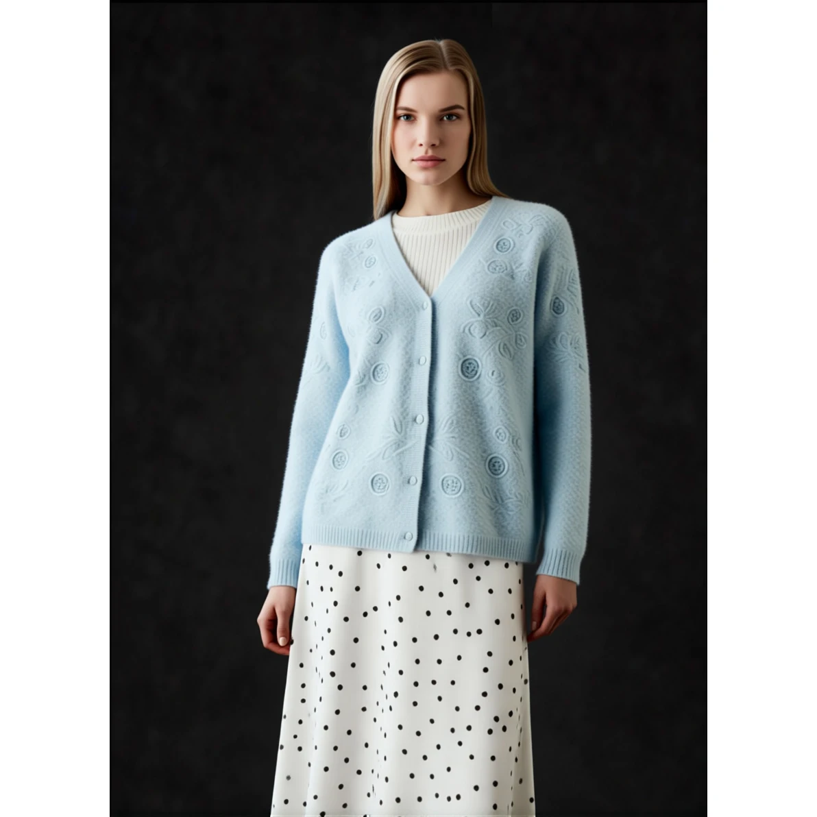 

Теплый вязаный кардиган из камери с вышитыми художественными деталями – уютный зимний женский аксессуар