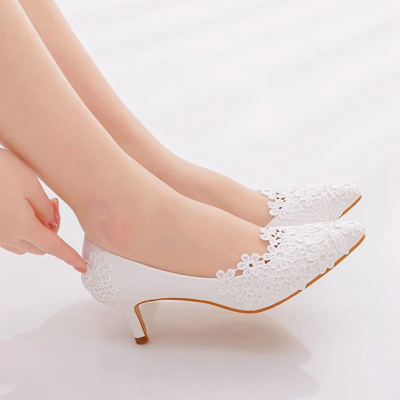 Elegant and simple lace flower wedding shoes, white high-heeled bridal shoes, wedding photos, shoes, wedding shoes