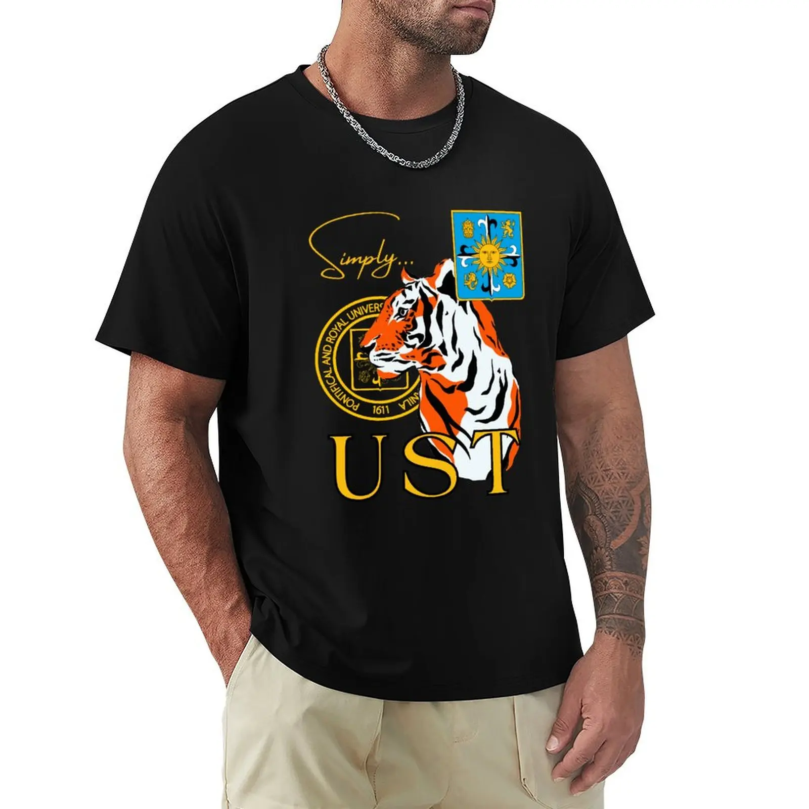 Simply UST University of Santo Tomas 1611 Camiseta con estampado de moda