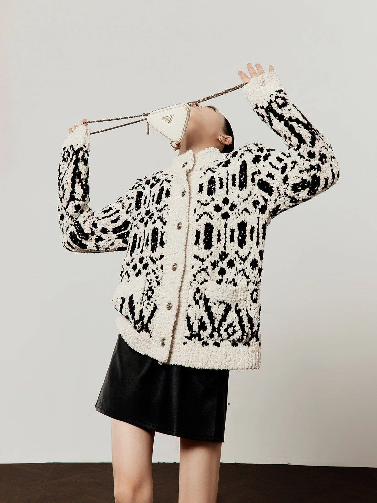 

2025 New Women's Bla White Splicing Knitted Sweater Small Stand Collar Silver Button Hook Flower Commute Sle Knitwear