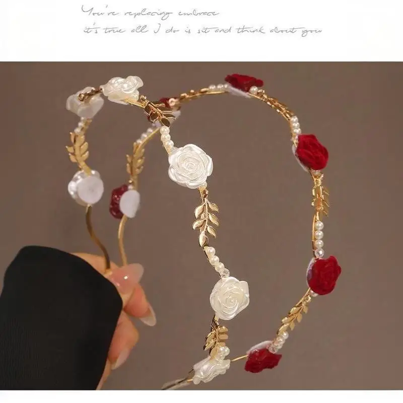 Elegante Rosenblüten-Stirnbänder mit Kunstperlen und goldenen Blättern für Hochzeiten, Brautpartys und den Alltag. – Detail 10