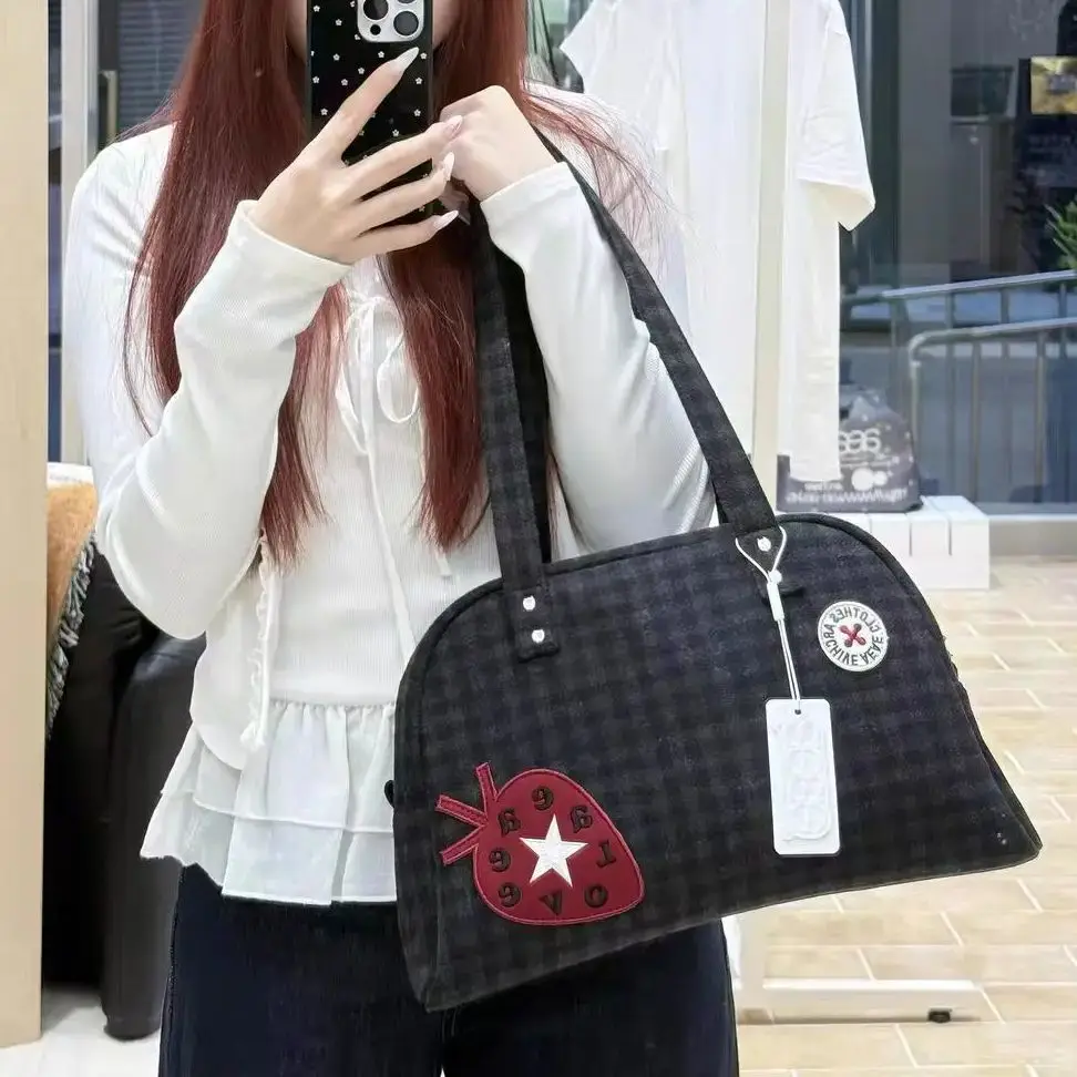 

Теплая флисовая сумка-тоут большой вместимости с милым клубничным принтом и звездным узором для женщин