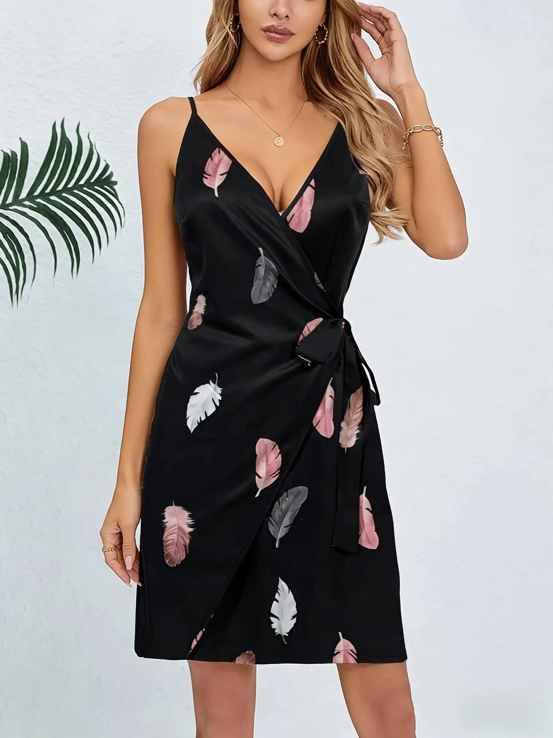 Mini-Kleid für Frühling und Sommer, Damen, Schwarz, Satin, Feder-Print, Spaghettiträger, Tiefer V-Ausschnitt, Wickelkleid mit Gürtel, Lässiges Sexy Urlaubskleid