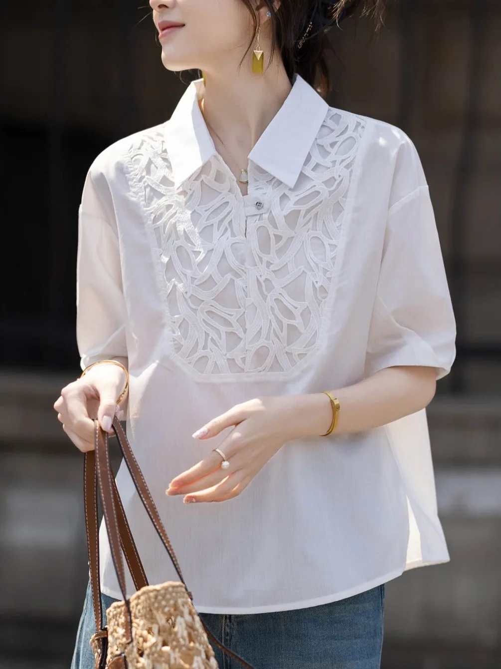 قميص نسائي أنيق مطرز بأكمام قصيرة صيفي فريد من نوعه جميل فضفاض قميص أبيض عصري بياقة بولو