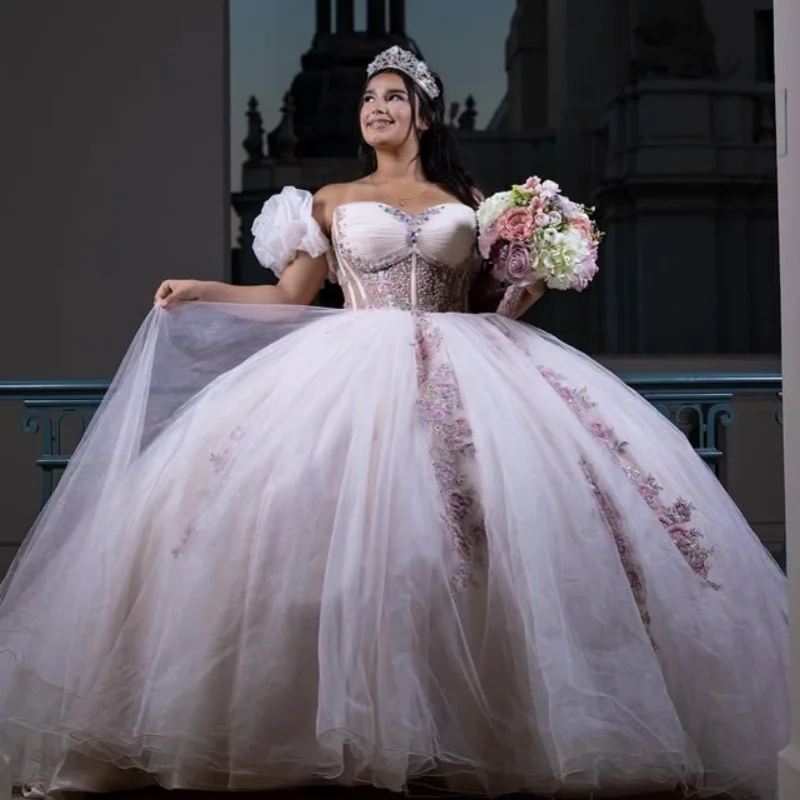 Maßgeschneiderte einfache helle Quinceanera-Kleider, schulterfrei, Kristall-Pailletten-Applikation, langer Schwanz, Vestido 15, Quinceanera