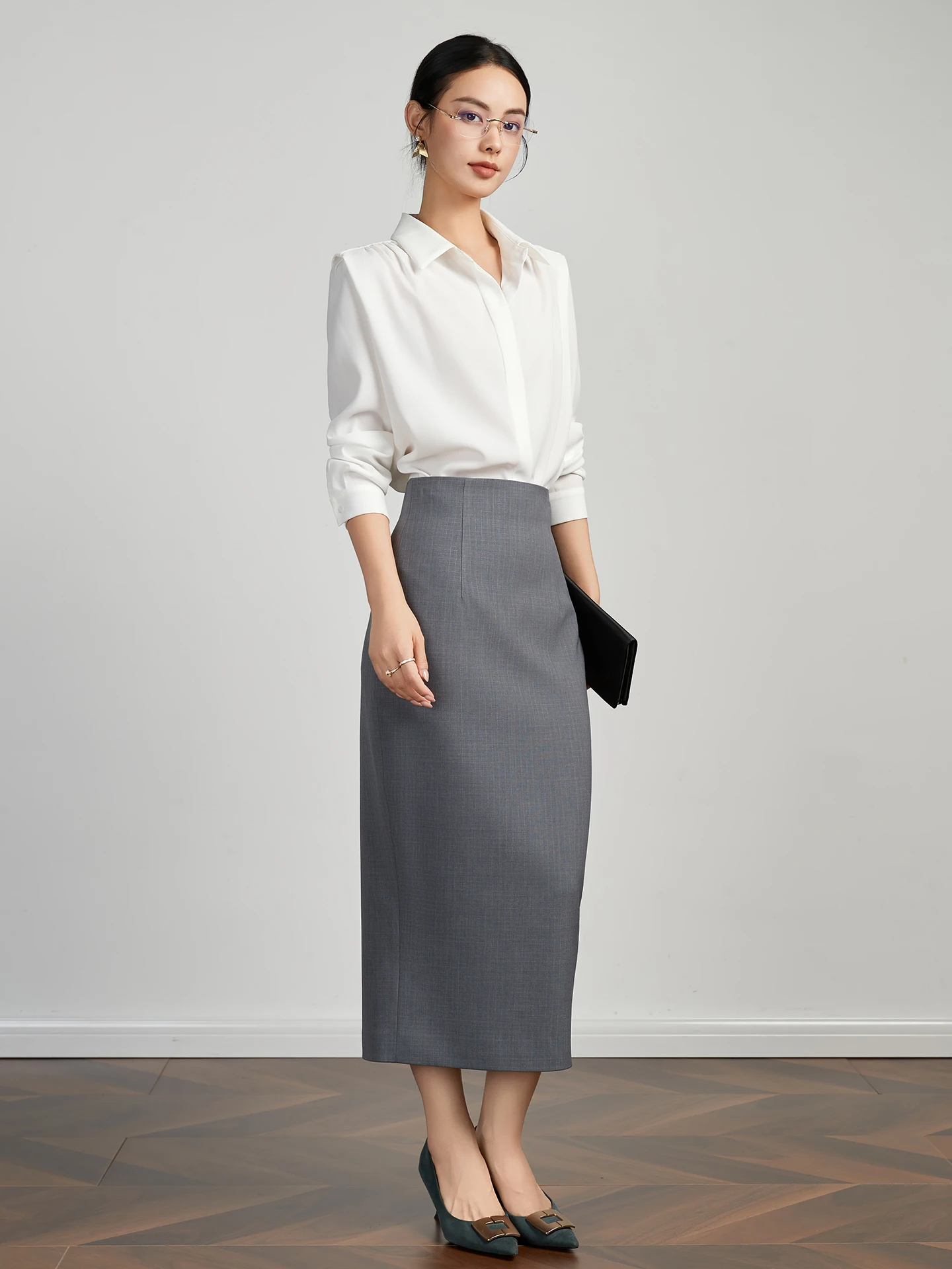 

Элегантная деловая женская рубашка с юбкой: утонченный стиль, широкие плечи, длинный рукав, профессиональный образ для работы и повседневной носки.