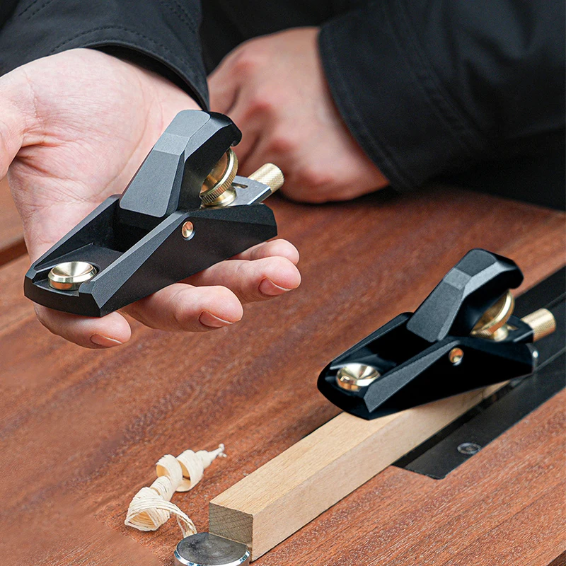 

Ручной рубанок для дерева из алюминиевого сплава с лезвием из высокоуглеродистой стали и плоским низом – легкий инструмент для обработки древесины идеальный для строгания.