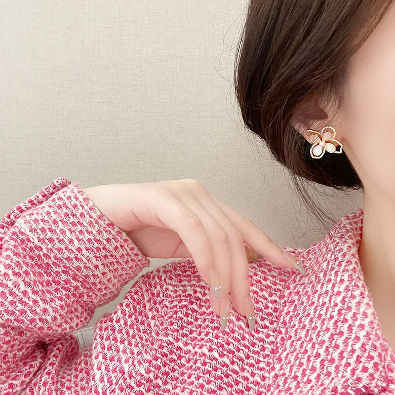New Shell Flower Pearl Earrings Hip-hop All-match No Ear Hole Mosquito Coil Ear Clip Female Banquet Jewelry