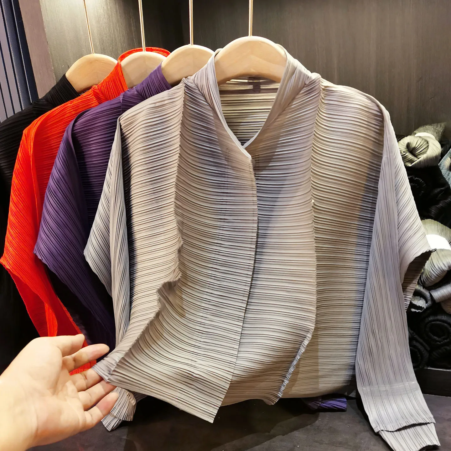 Miyake جديد الوقوف طوق أفقي مطوي الملمس طويلة الأكمام مطوي بلون مطوي تنوعا سترة سترة المرأة