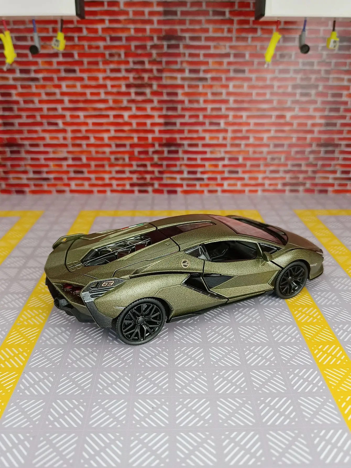 1:32 لامبورغيني سبيكة سوبر سيارة رياضية نموذج باب السيارة يمكن فتح سيارة لعبة للأطفال مع وظائف الصوت والإضاءة المحاكاة