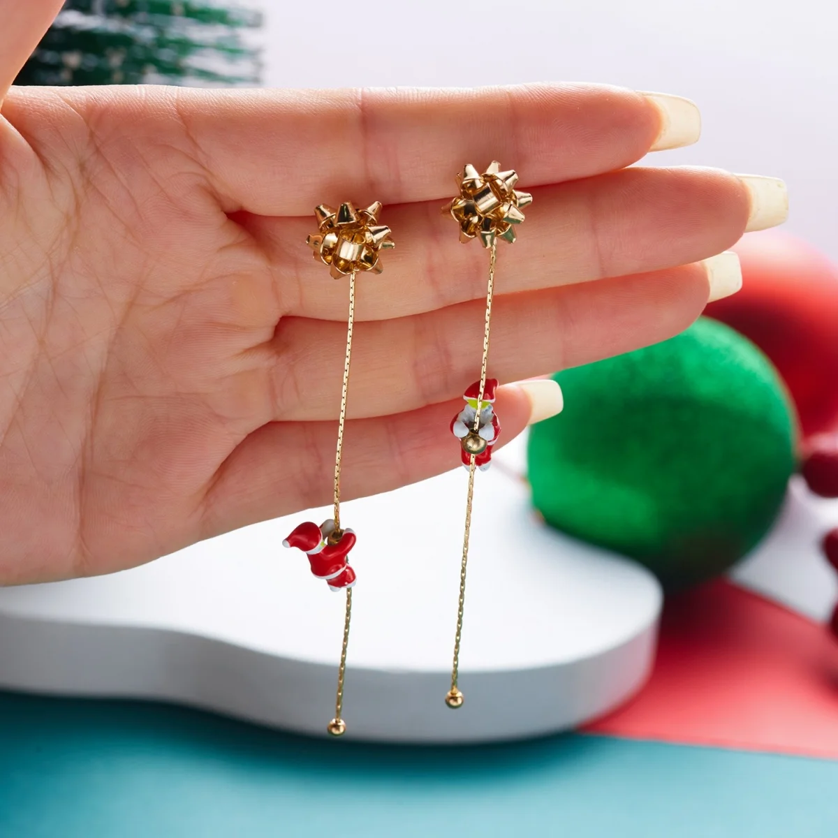 Weihnachts-Kletter-Set: Weihnachtsmann-Mütze, Handschuhe, Quasten-Ohrringe für Damen, asymmetrische Weihnachtsbaum- und Schneemann-Ohrringe, Schmuck. – Detail 31