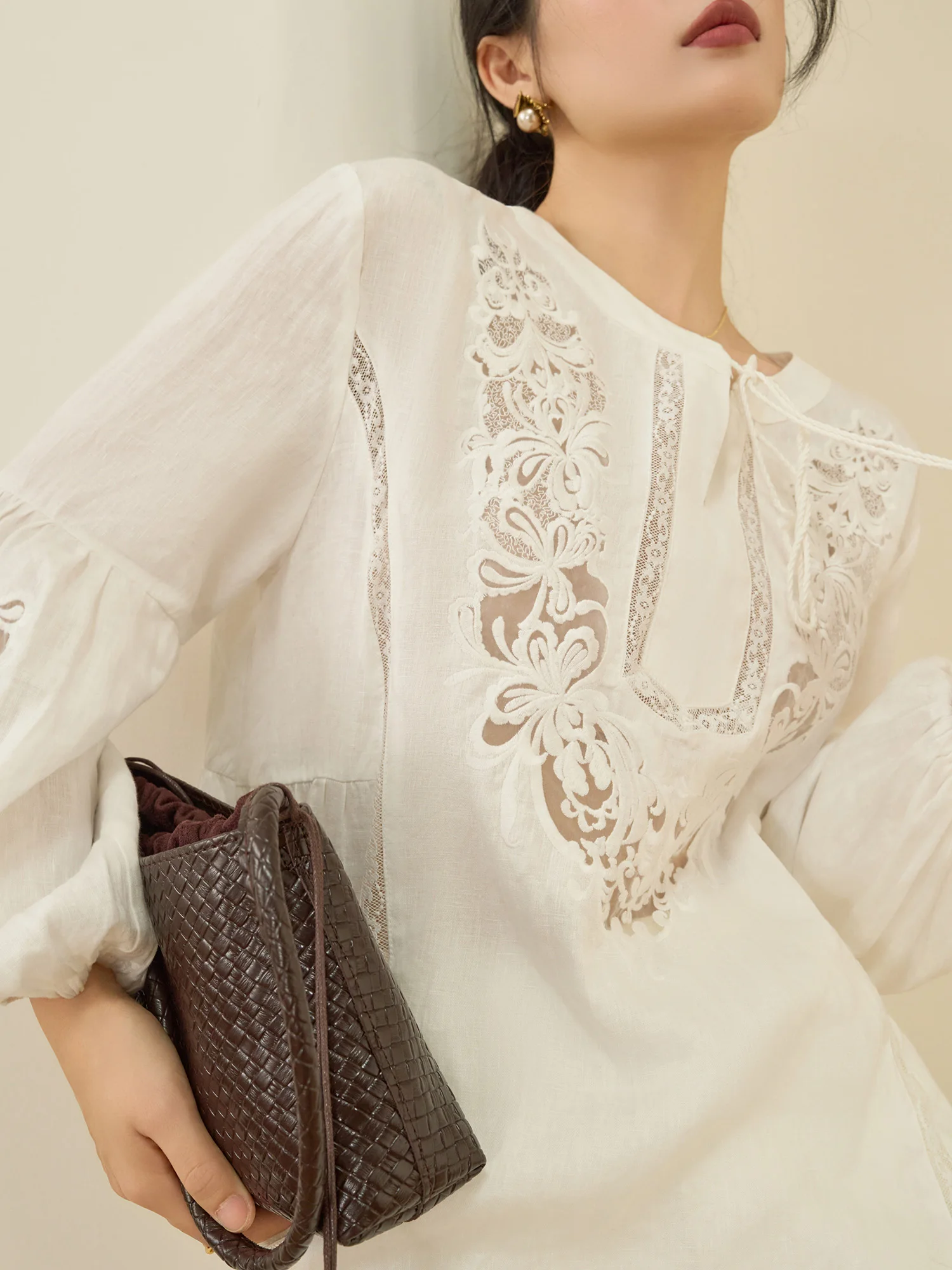 

Весна 2026: Женская блузка с длинным рукавом, вышивкой и ажурными элементами, в стиле Flowing Era, белая, из смесового хлопка и полиэстера