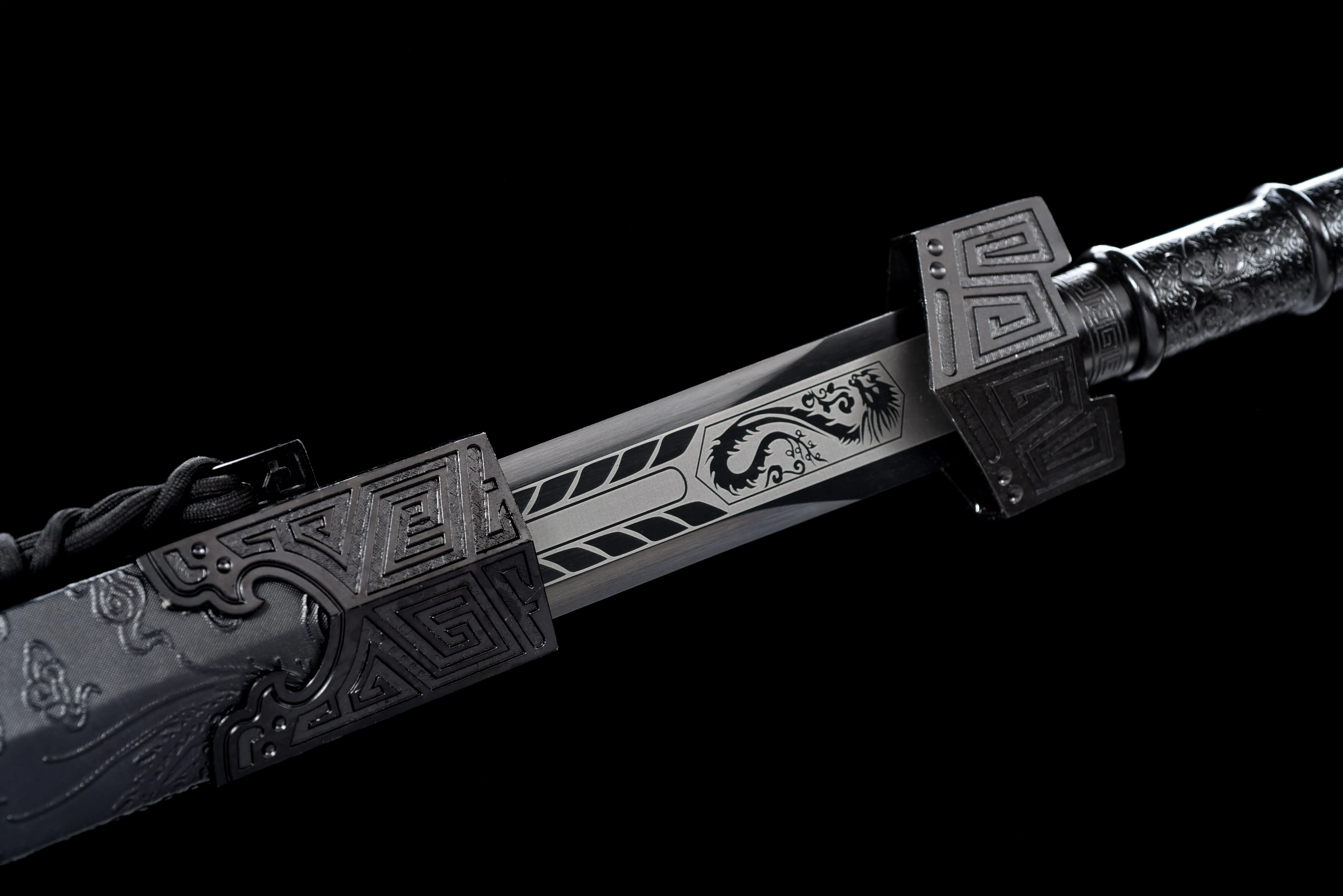 The medieval Chinese Shadow Dragon Pool Sword Templar Knights cosplay True Steel Crusader Role-play sword-wielding warrior Honor