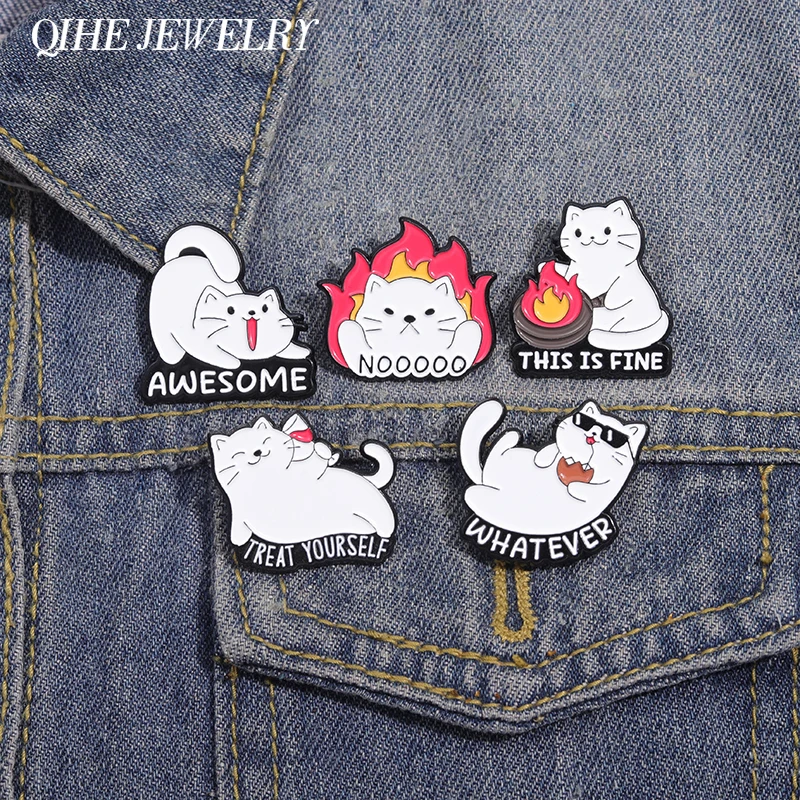 الكرتون لطيف الأبيض القط المينا دبابيس مخصصة حية هريرة علاج نفسك دبابيس ظهره التلبيب شارات مجوهرات هدية للأصدقاء