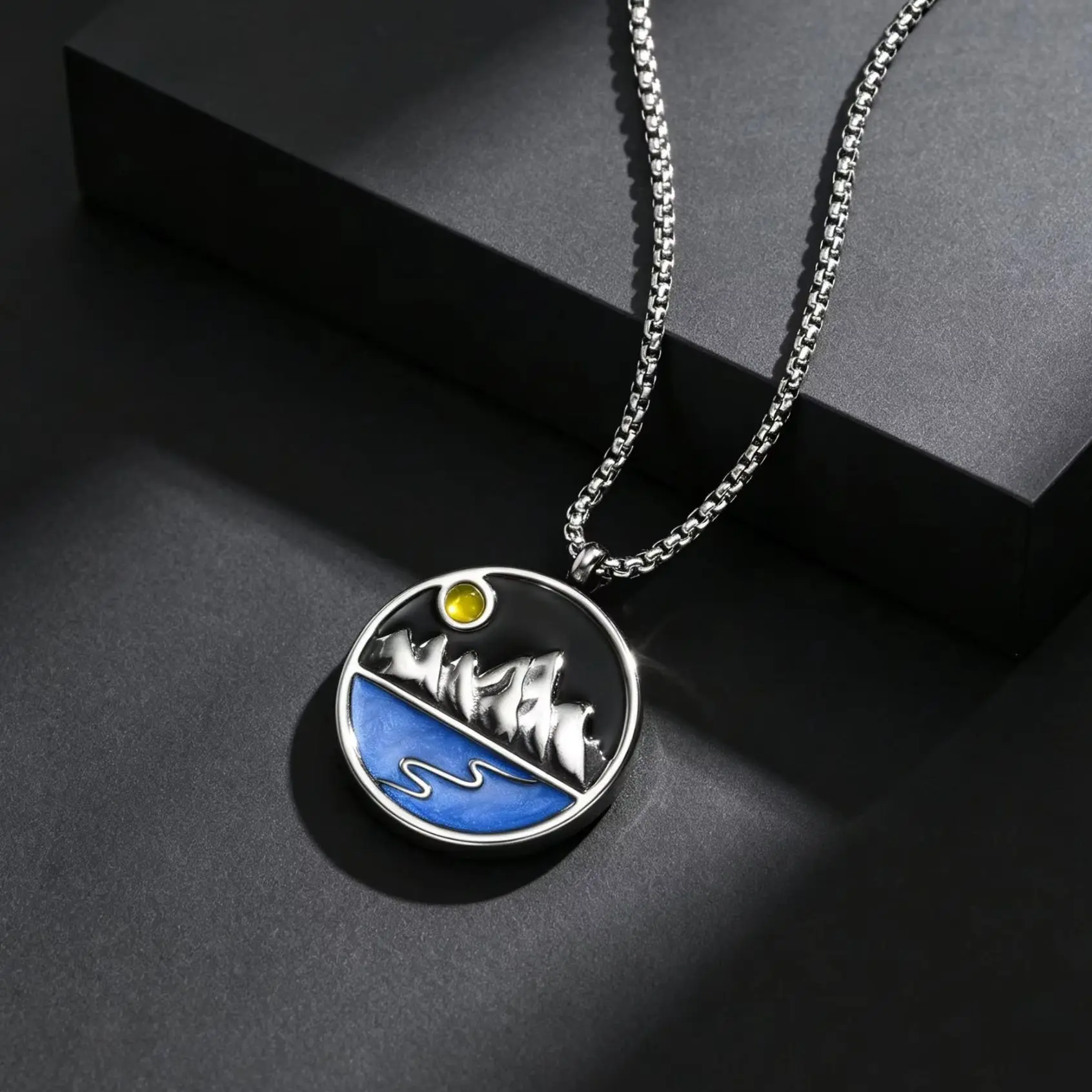 Fashion Unique Mountain Peak Pattern Necklace for Men, Stainless Steel Round Pendant Necklace, Charm Jewelry Accessories Gift