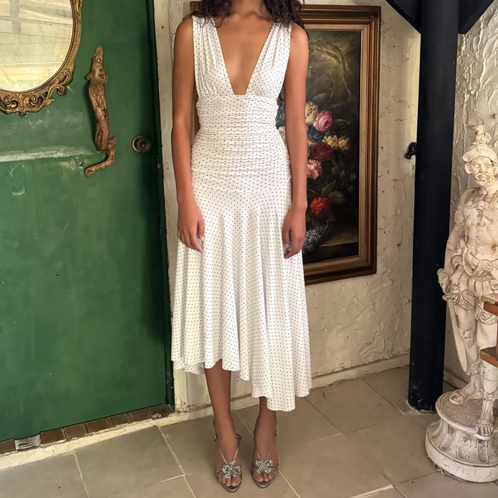 Sukienka damska Combhasaki na lato, w kropki, plisowana w pasie, bez rękawów, głęboki dekolt w serek, odkryte plecy, asymetryczny dół z falbanami, midi, linia A, sukienka na ramiączkach.