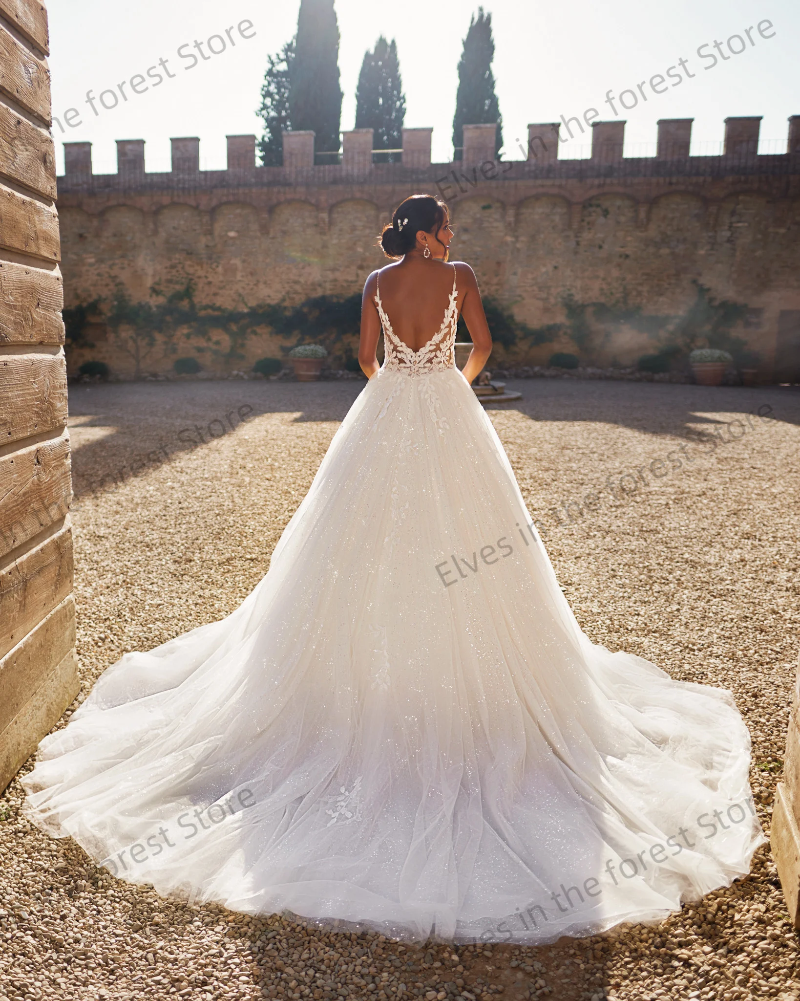 ชุดแต่งงานคอวีทรงเอไลน์สุดหรูสำหรับผู้หญิง ตกแต่งด้วยลูกไม้แบบแอพพลิเค่  ชุดแต่งงานแบบเปิดหลัง  ชุดเจ้าสาว