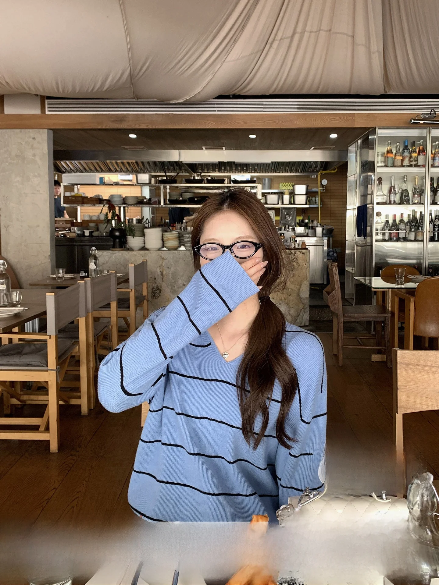 

Женский свободный трикотажный джемпер с V-образным вырезом в полоску, повседневный, универсальный, для ранней осени, в корейском стиле, U77, создающий ощущение роскоши и комфорта