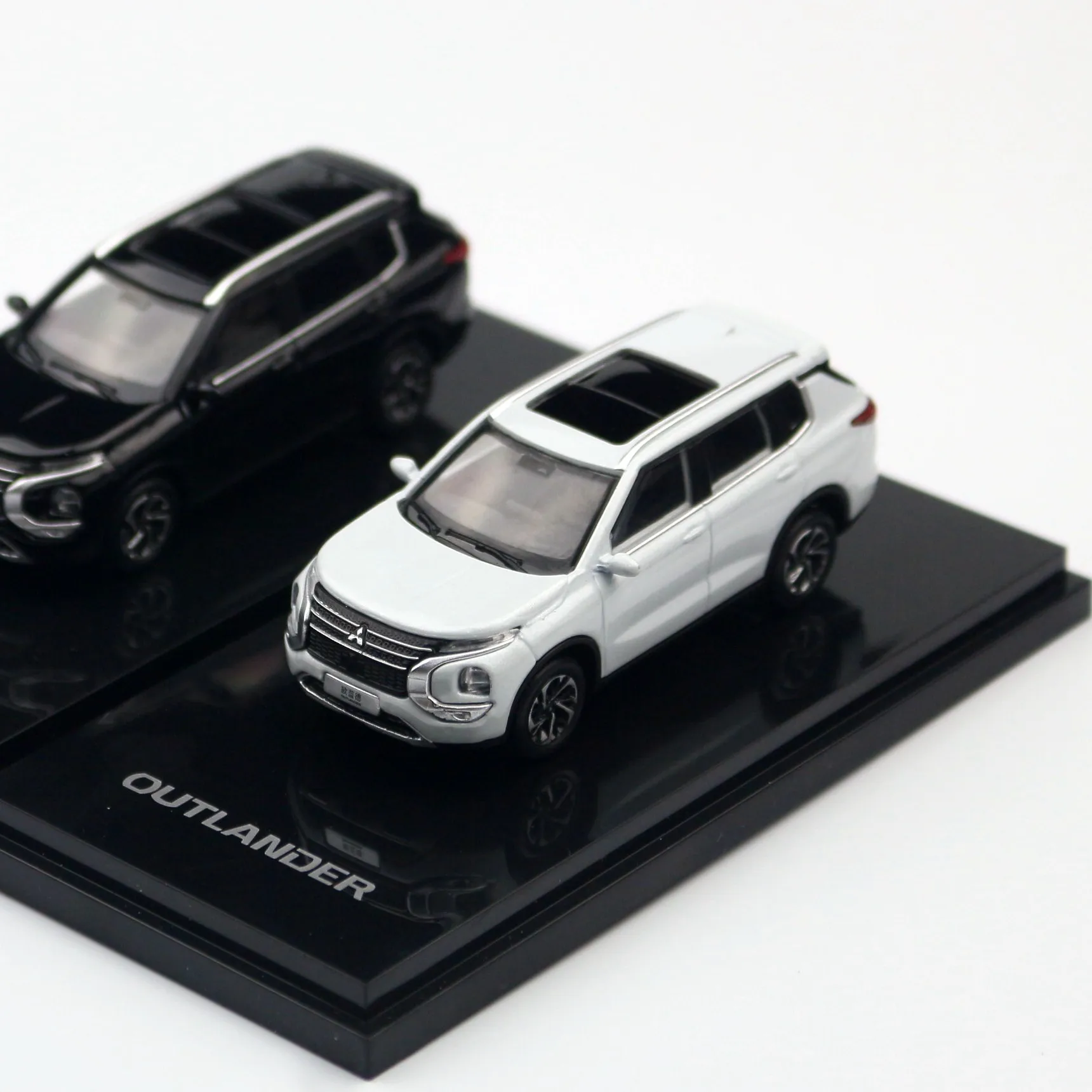 1/64 Mitsubishi Outlander SUV Sport Miniature Model 1:64 Diecast Metal Toy Car Vehicle Display Collection Free Wheels Gift Boys