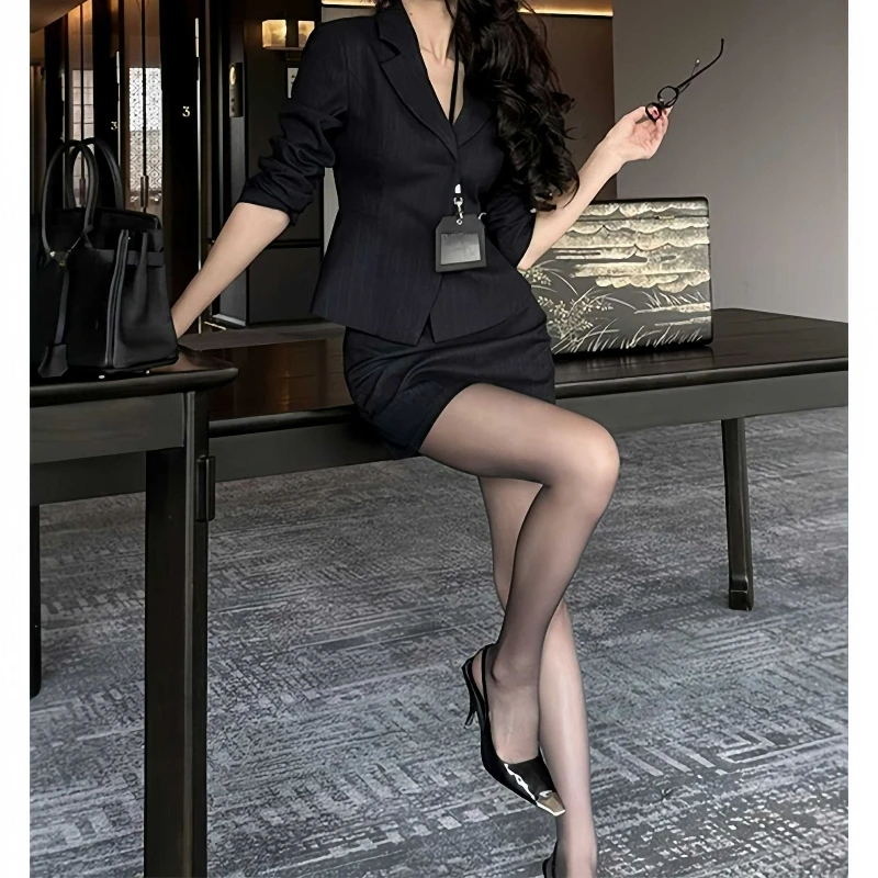 Un puro traje de solapa sensual y sexy para mujer en la primavera de 2026 con un conjunto de minifalda de cintura alta y cadera