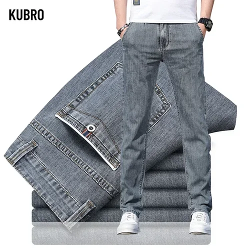 KUBRO 2024 novedad de verano, pantalones vaqueros grises elásticos sueltos para hombre, pantalones vaqueros de pierna recta elásticos informales a la moda, marca azul claro para hombre