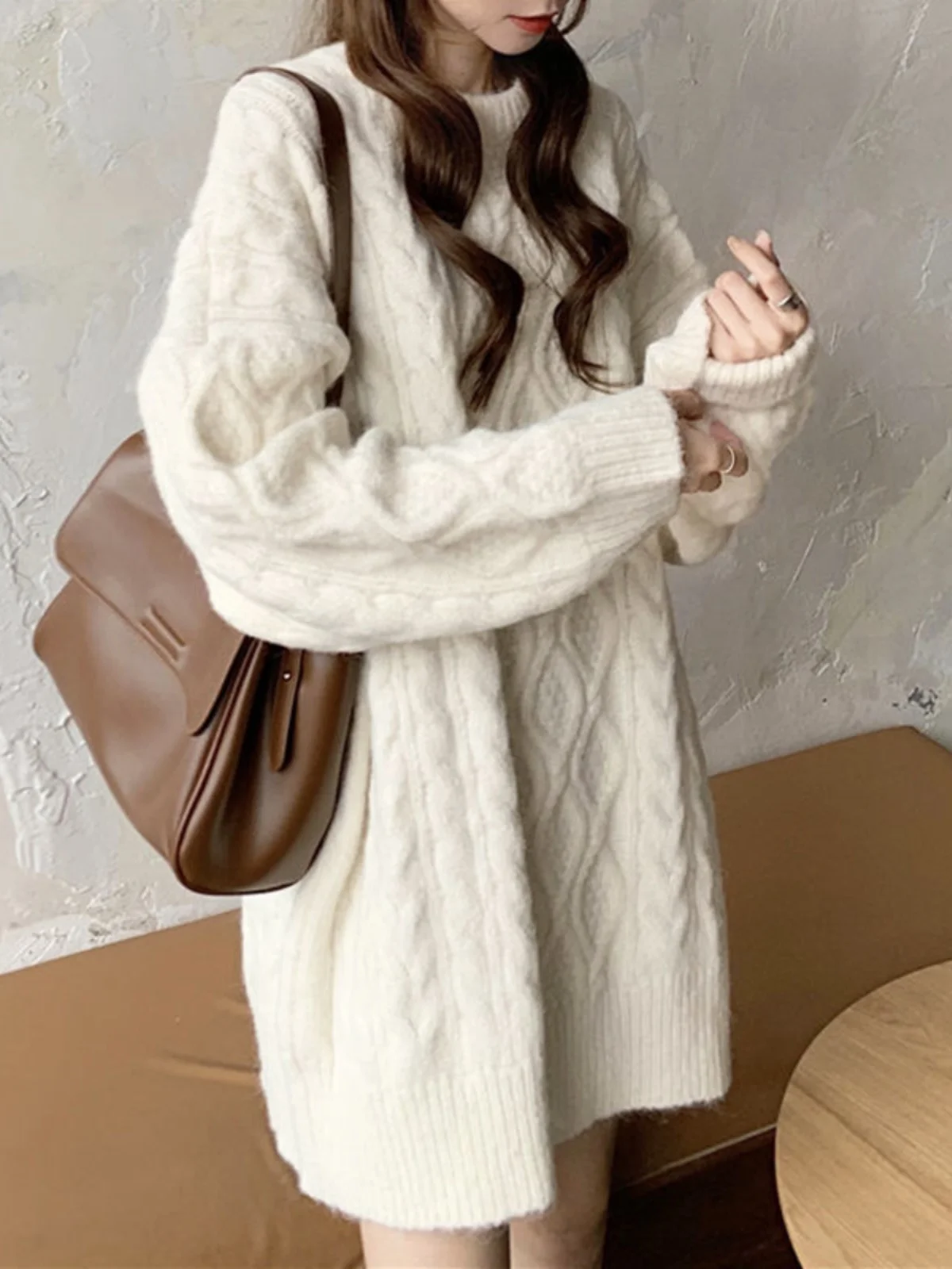 女性のゆったりとした長袖厚手のセータードレス白快適な秋冬ニットウェア着やすいラウンドネックセーター 1