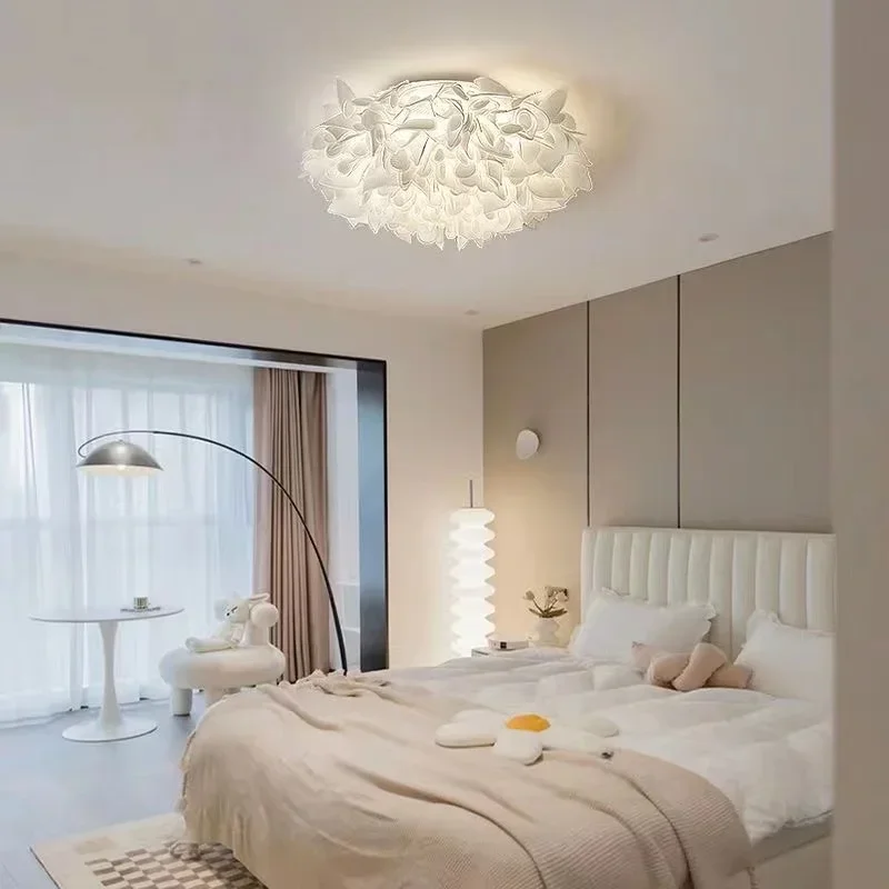 ريشة بيضاء الثريات الحديثة LED أضواء السقف زهرة البتلة ديكور الأميرة فتاة غرفة نوم غرفة المعيشة الثريا مصباح السقف