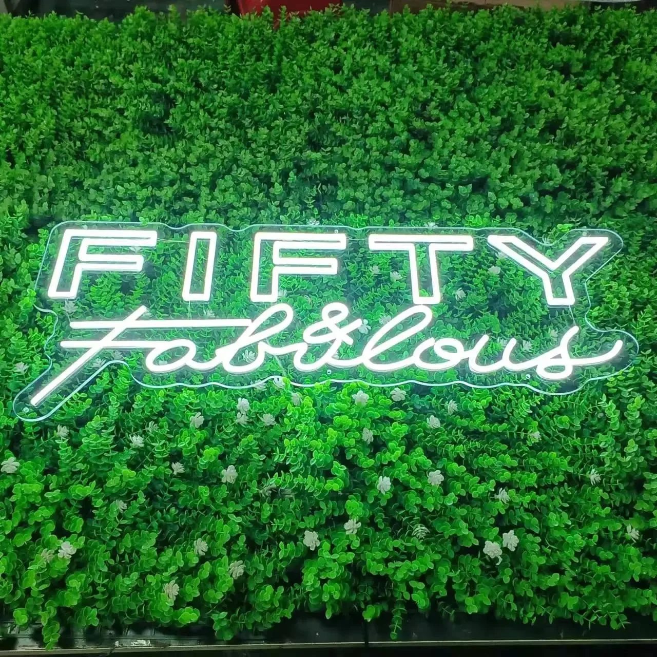 Imagem -03 - Custom Led Neon Sign For Wall Decor Luz Personalizada 50th Presente de Aniversário para Ela Fifty e Fabulous