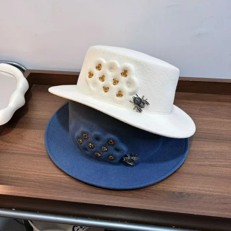

Высококачественная тисненая техника, стразы, цветок, маленькая пчелка, шляпа с плоским верхом, осенне-зимний дизайн, стильная элегантная модная женская шляпа