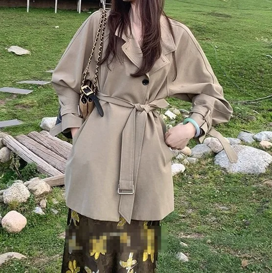 Trench da donna di media lunghezza, nuovo stile autunnale 2025, sensazione di fascia alta, vita stretta, legato, cappotto elegante da donna.