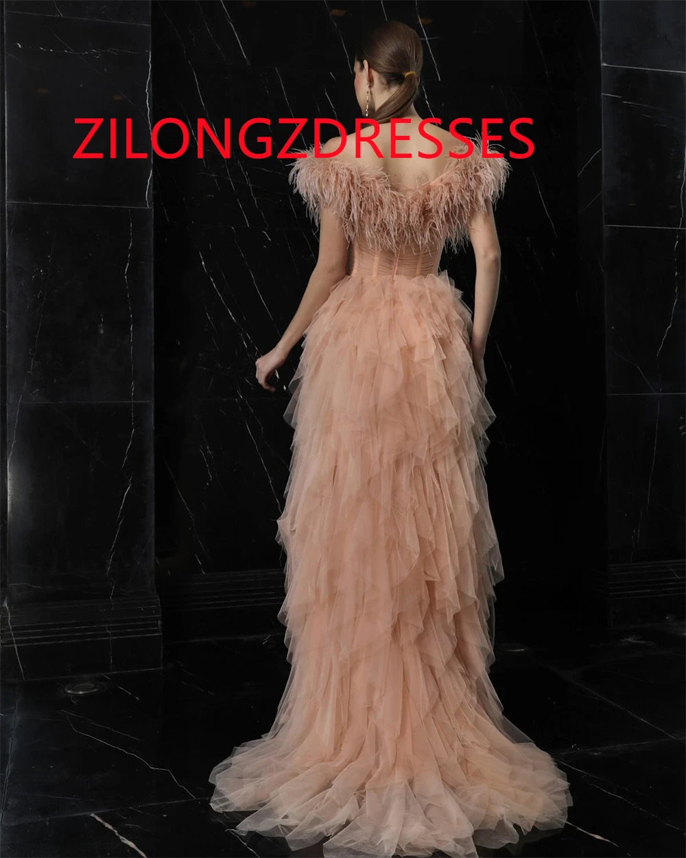 Aangepaste prachtige champagne tule avondjurk romantische strapless off-the-shoulder mouwloze gelaagde zijsplit galajurk