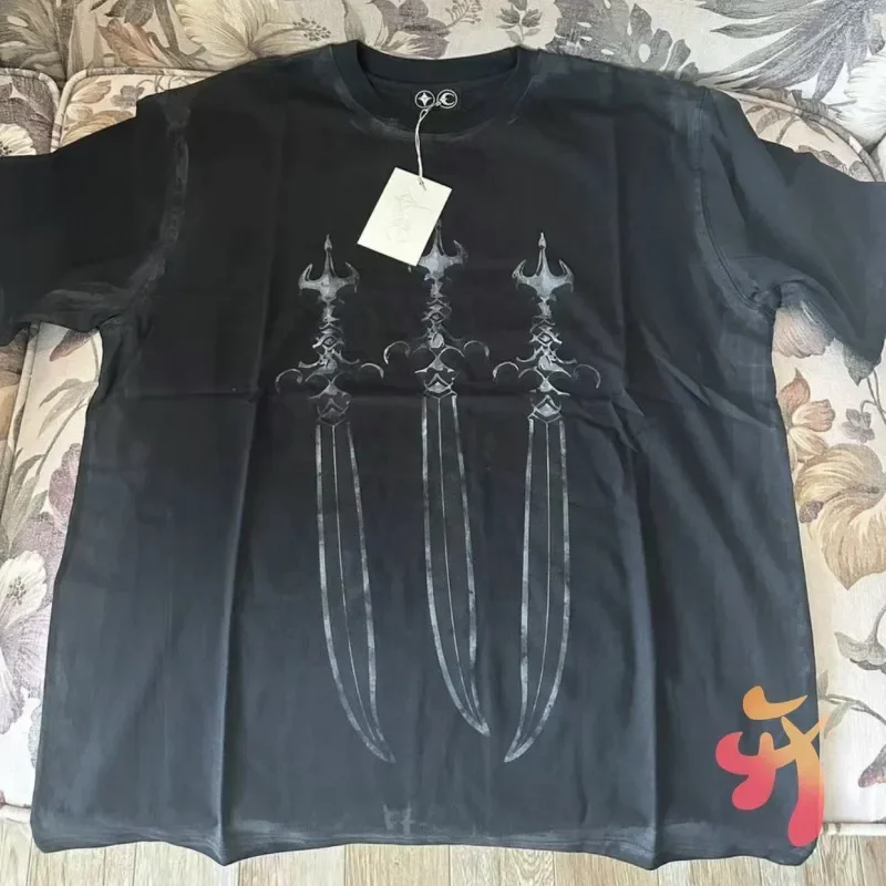 

25ss Cotton Hand Splashed Ink Dirt Holy Sword Print Thug Club Tshirts Round Neck Short Sleeve Breathable Men Women TC Tops