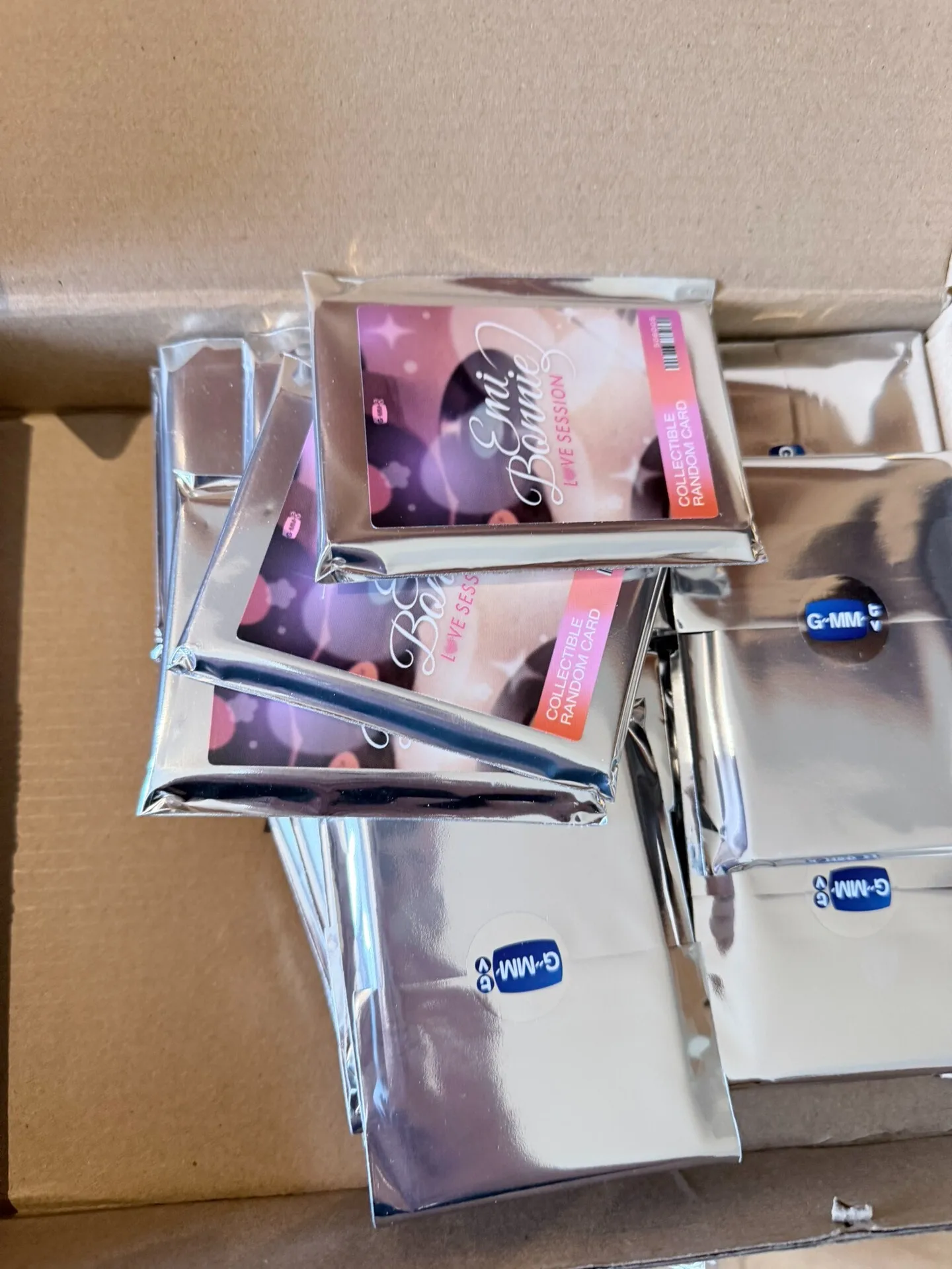 

Предзаказ 2026: Коллекционная случайная карточка Thailand Star EmiBonnie Love Session