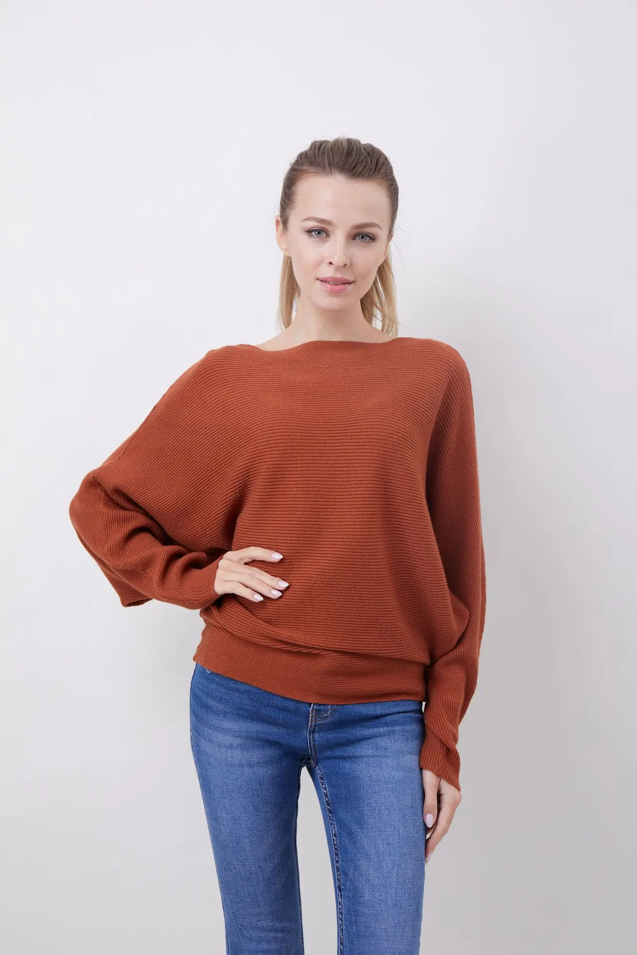 Женский свитер с разрезным вырезом «летучая мышь»