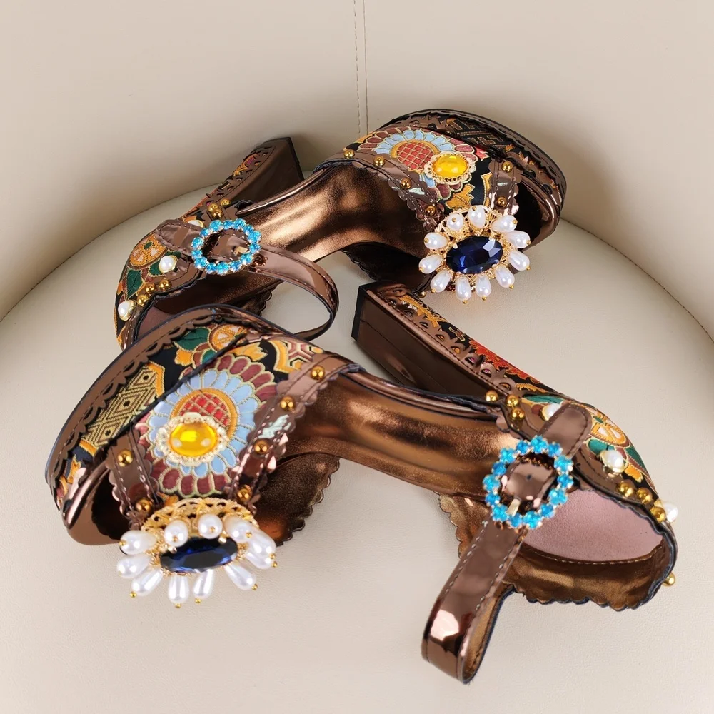 Sandalias de Plataforma con Adornos Bronceados para Mujer, Detalle Floral Esmaltado, Tacón Cuadrado, Estilo Artesanal de Lujo para Eventos de Gala y Tapetes Rojos