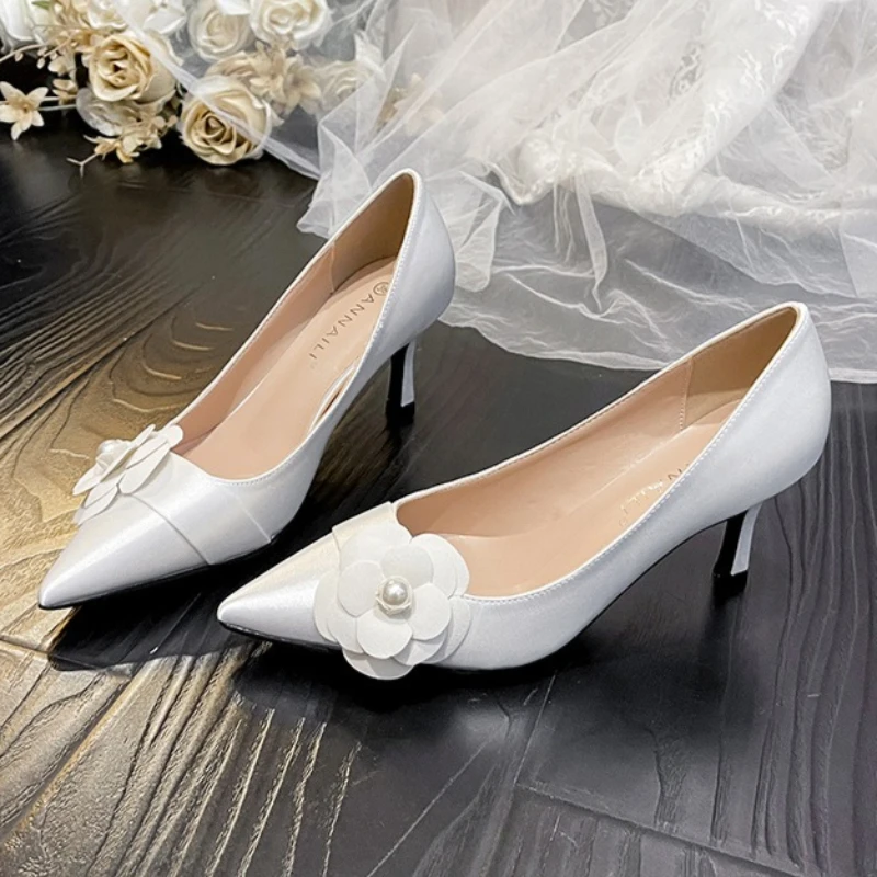 

Elegant String Bead Camellia Embellished Pumps Women Luxury Pointed Toe Satin Designer Shoes Fashion Chaussures Blanches Mariage