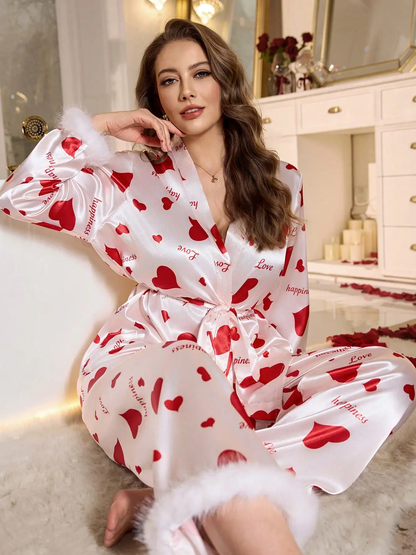 

Белый атласный пижамный комплект с принтом в виде сердечек, пушистой отделкой, халатом с V-образным вырезом и длинными рукавами, а также брюками.
