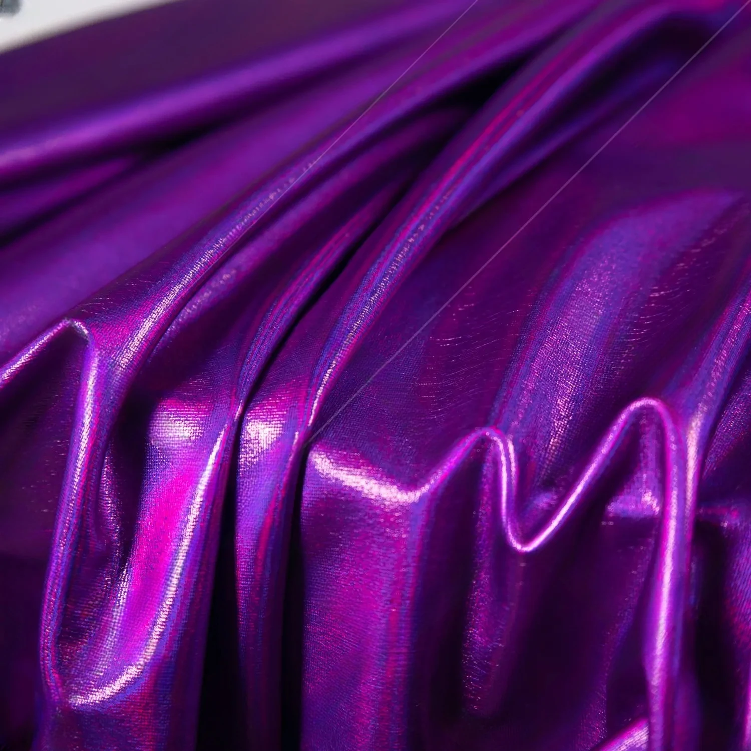 Tessuto Spandex iridescente viola lucido elastico per materiale da cucito fai da te abito da sposa indumento largo 150cm venduto al metro