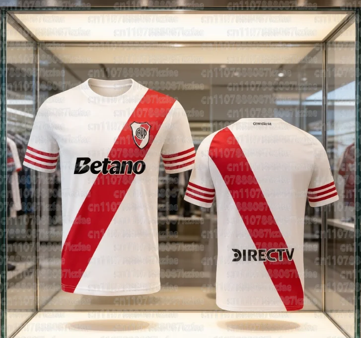 Camiseta de Fútbol del Maccabi Tel Aviv FC con Base Blanca, Detalles Azules y Amarillos, Emblema del Club y Logotipos de Patrocinadores para Aficionados y Niños