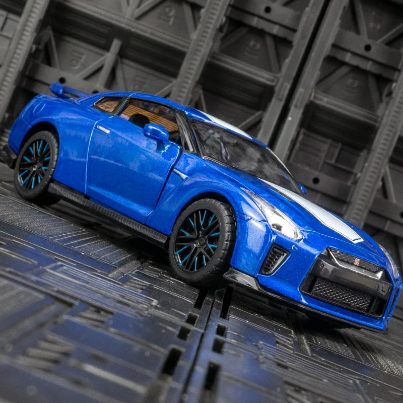 1:32 Nissan GTR 50e anniversaire édition alliage modèle de voiture ornements collection 2 portes peuvent ouvrir des jouets rétractables pour enfants.