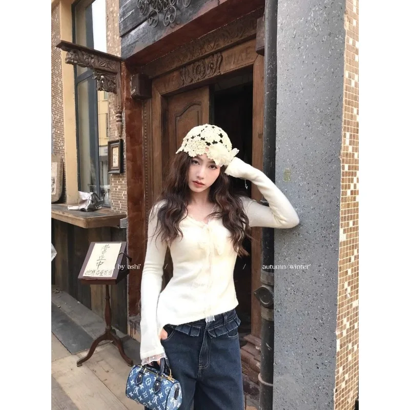 Camiseta de manga comprida de renda com decote em V irregular para mulheres no início da primavera Top interno justo e estilo suave